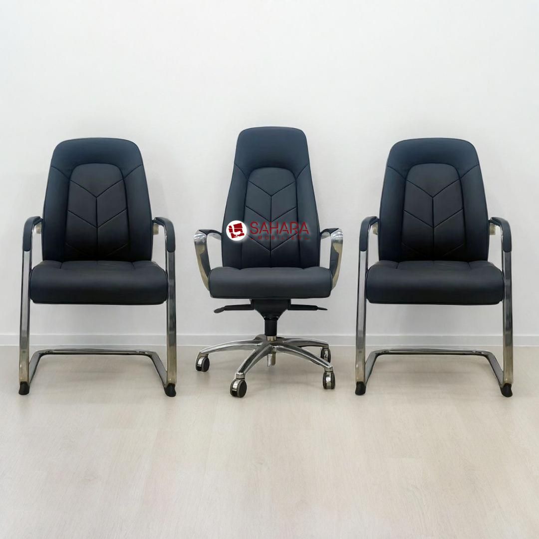Pack fauteuil pour bureau noir en simili cuir, contenant deux chaises visiteur avec accoudoirs forme L fixés sur les piétement, et un chaise président dossier haut avec accoudoirs fixe
